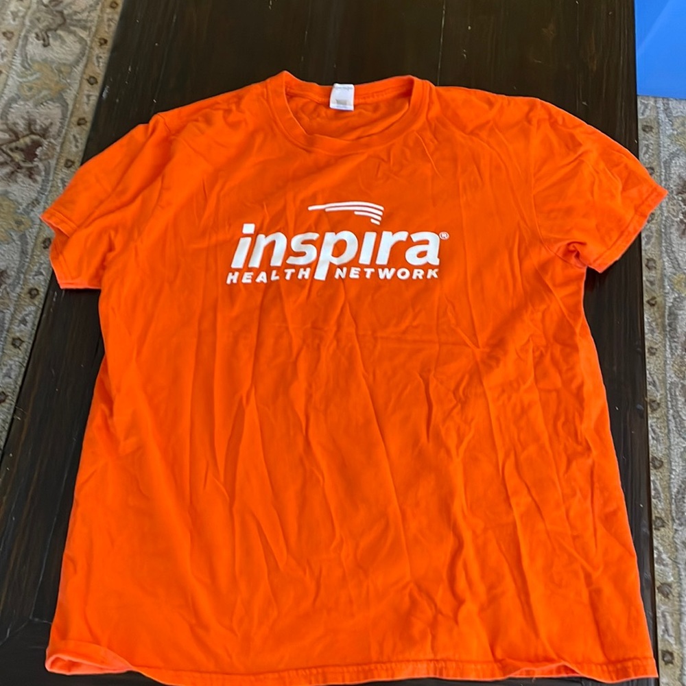 Men’s orange tee